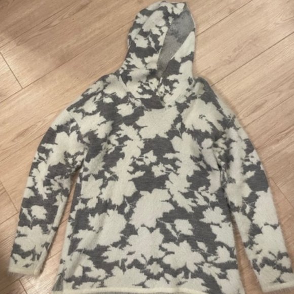 Grey and White Sweater - Picture 5 of 6